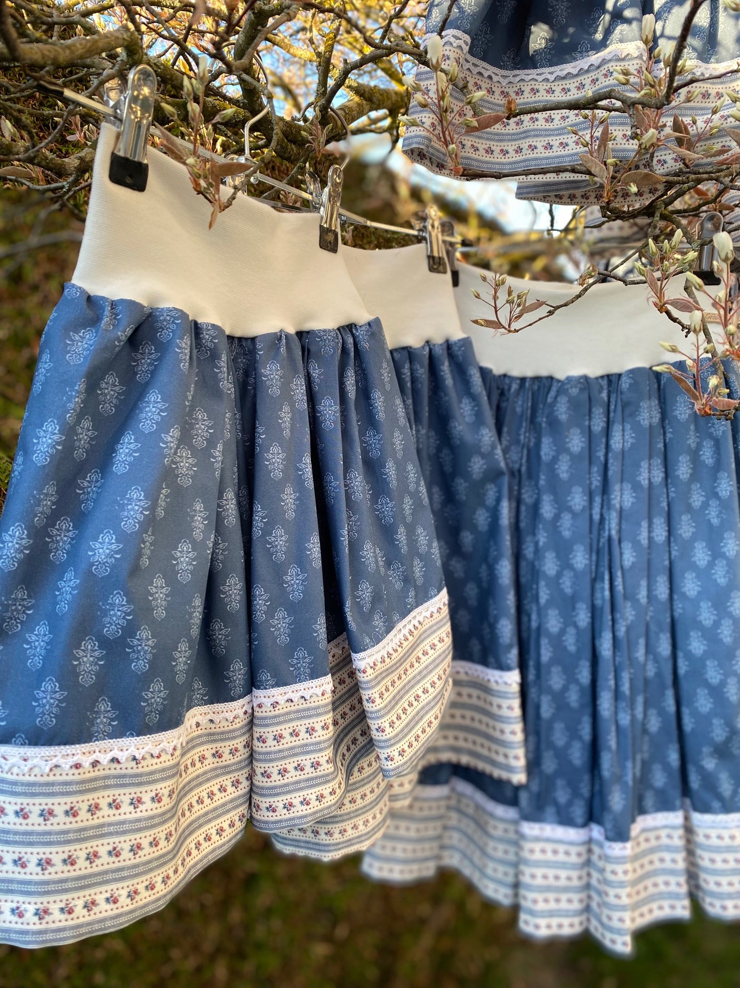 Trachtenrockerl blaue Röschen