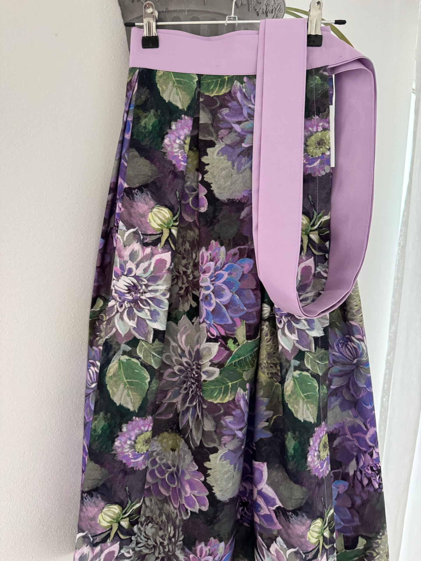 Damen Wickelrock Blumencanvas Dahlien lila